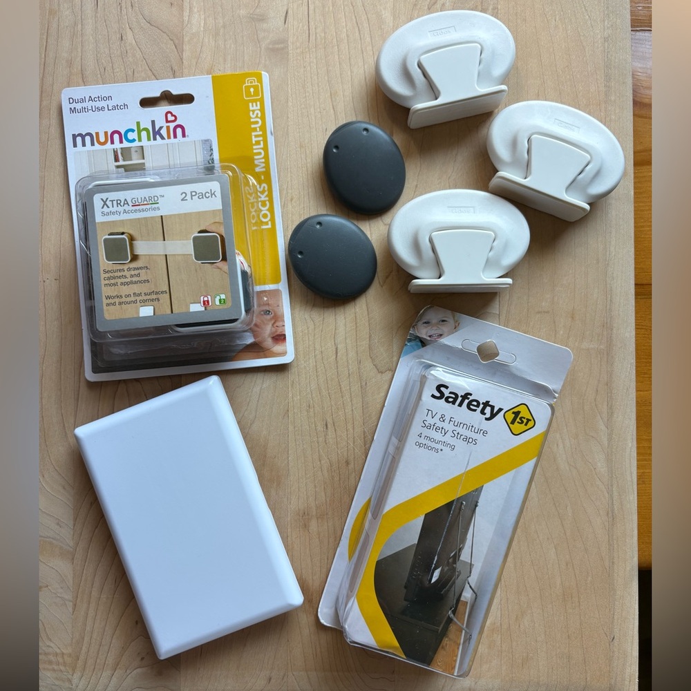 Munchkin Safety Set with various White and Gray Accessories